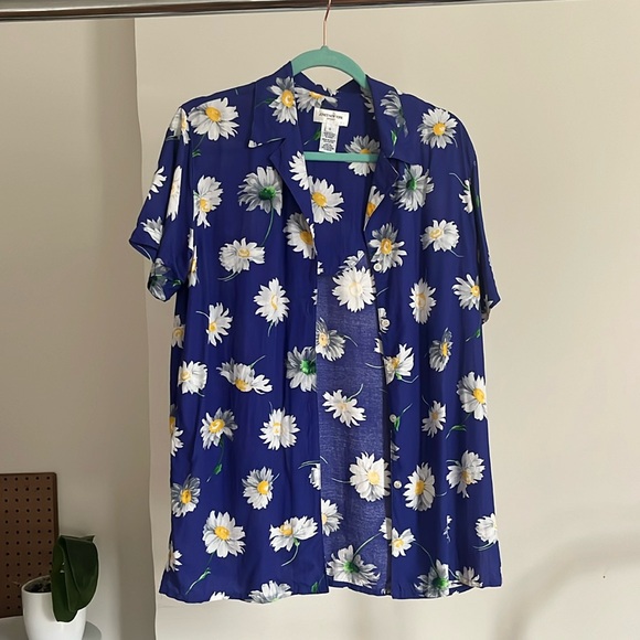 Jones New York Rayon Daisy Print Oversized Short-Sleeved Button Down - Picture 2 of 5
